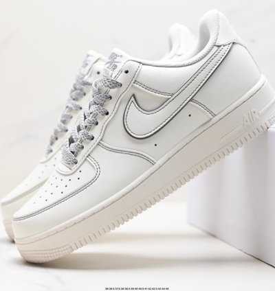 200 Nike Air Force 1 Low 07 -