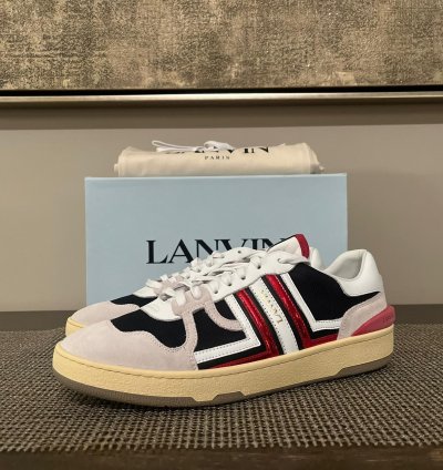 Clay Low Top Sneakers In Black Red
