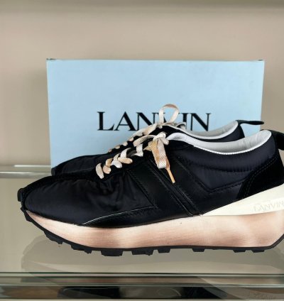 Low Top Runner Sneakers In Black
