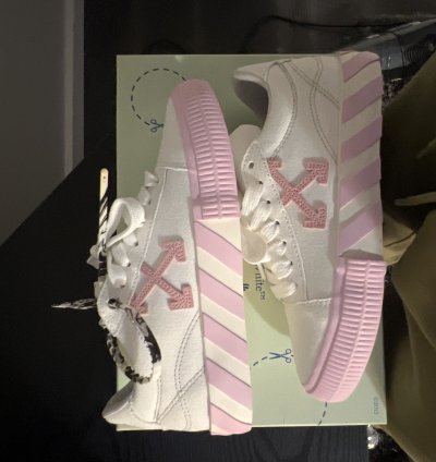 Off-white Low Vulcanized Arrow Sneakers
