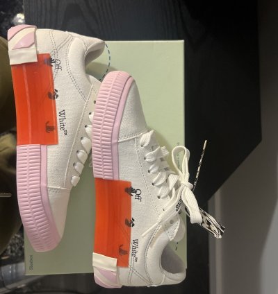 Off-white Low Vulcanized Arrow Sneakers