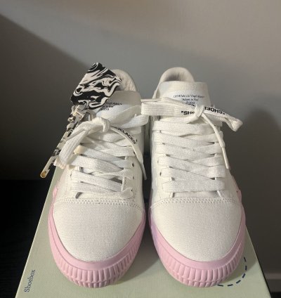 Off-white Low Vulcanized Arrow Sneakers