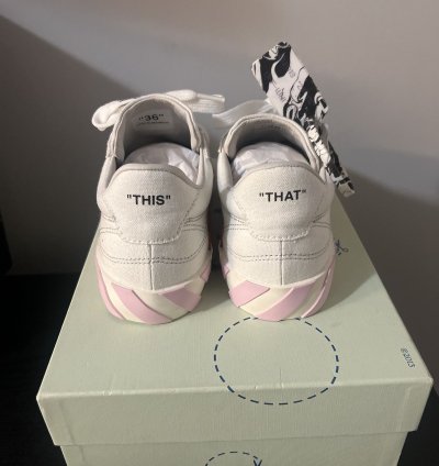 Off-white Low Vulcanized Arrow Sneakers