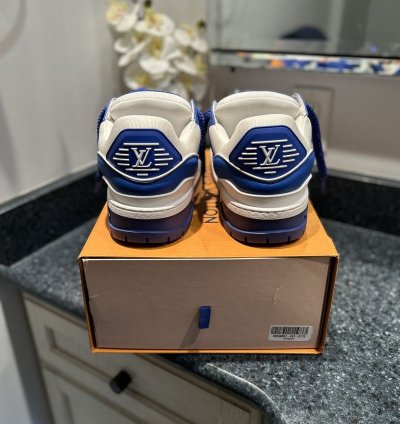 New Louis Vuitton Maxi Blue White Size 11lv
