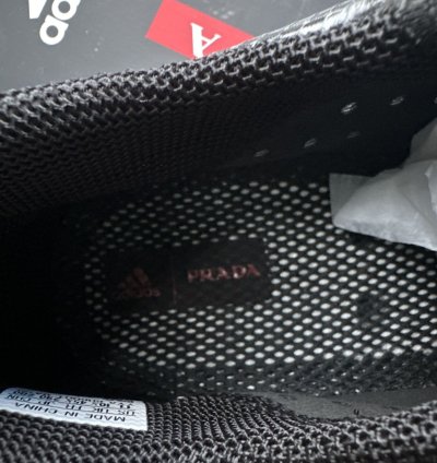Prada Luna Rossa 21