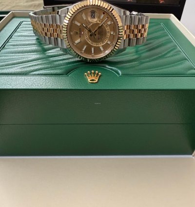 Rolex Sky-dweller 2024 Like New Unworn Champagne Dial 336933