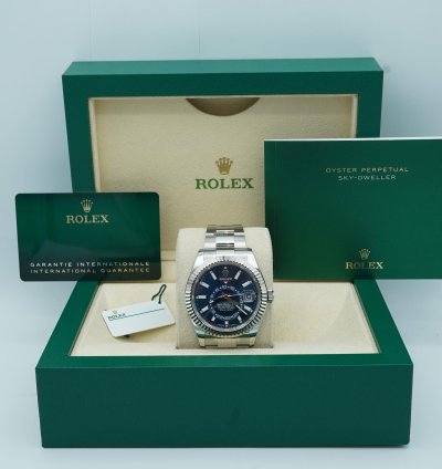 Rolex Sky-dweller 42 Mm 18k White Gold Fluted Bezel Blue Dial Oyster Bracelet Complete Set 2024