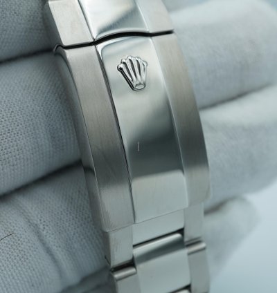 Rolex Sky-dweller 42 Mm 18k White Gold Fluted Bezel Blue Dial Oyster Bracelet Complete Set 2024
