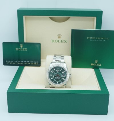 Rolex Sky-dweller 42 Mm 18k White Gold Fluted Bezel Green Dial Oyster Bracelet Complete Set 2025