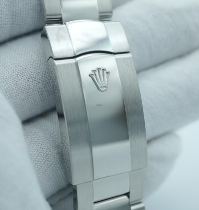 Rolex Sky-dweller 42 Mm 18k White Gold Fluted Bezel Green Dial Oyster Bracelet Complete Set 2025