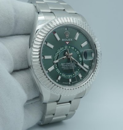 Rolex Sky-dweller 42 Mm 18k White Gold Fluted Bezel Green Dial Oyster Bracelet Complete Set 2025