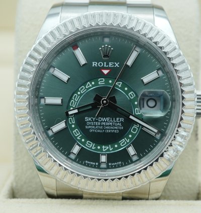 Rolex Sky-dweller 42 Mm 18k White Gold Fluted Bezel Green Dial Oyster Bracelet Complete Set 2025
