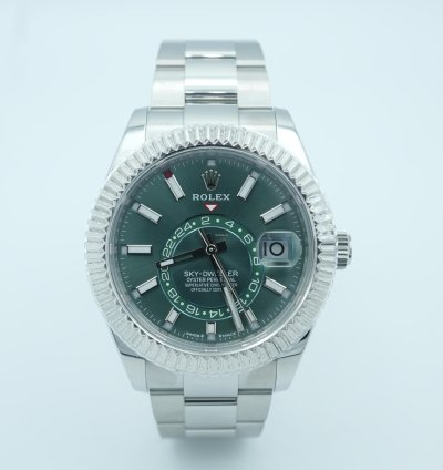 Rolex Sky-dweller 42 Mm 18k White Gold Fluted Bezel Green Dial Oyster Bracelet Complete Set 2025