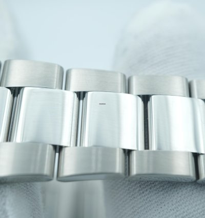 Rolex Sky-dweller 42 Mm 18k White Gold Fluted Bezel Green Dial Oyster Bracelet Complete Set 2025