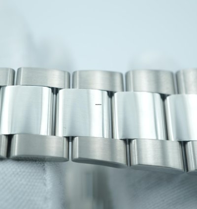 Rolex Sky-dweller 42 Mm 18k White Gold Fluted Bezel Green Dial Oyster Bracelet Complete Set 2025