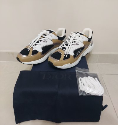 B24 Sneakers