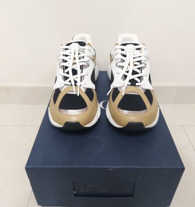B24 Sneakers