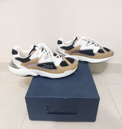 B24 Sneakers