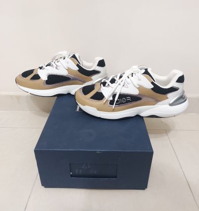 B24 Sneakers