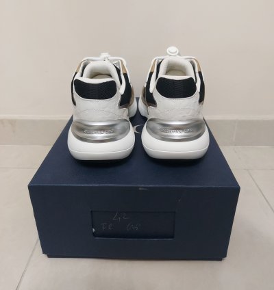 B24 Sneakers