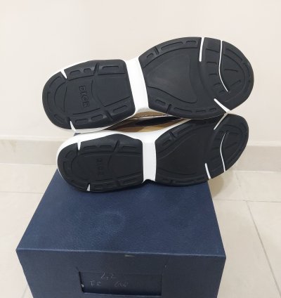 B24 Sneakers