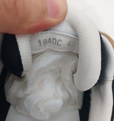 B24 Sneakers