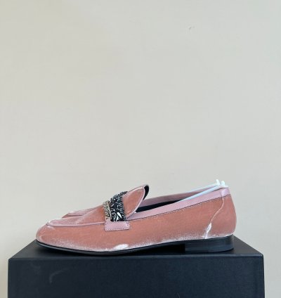 Bandana Chain Velvet Loafer In Salmon