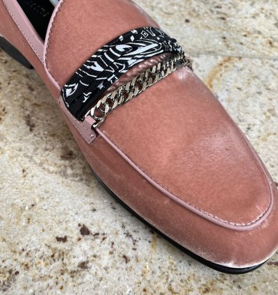 Bandana Chain Velvet Loafer In Salmon