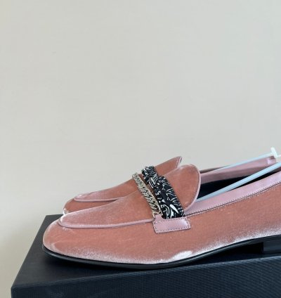 Bandana Chain Velvet Loafer In Salmon
