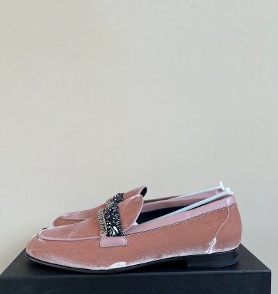 Bandana Chain Velvet Loafer In Salmon