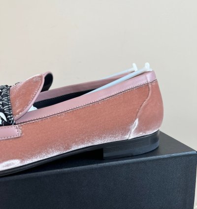 Bandana Chain Velvet Loafer In Salmon