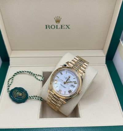 Rolex Day-date 40 Yellow Gold White Roman Dial Fluted Bezel 228238