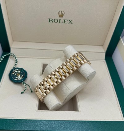 Rolex Day-date 40 Yellow Gold White Roman Dial Fluted Bezel 228238