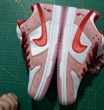 Nike Sb Dunk Low X Strangelove valentines Day Ct2552-800