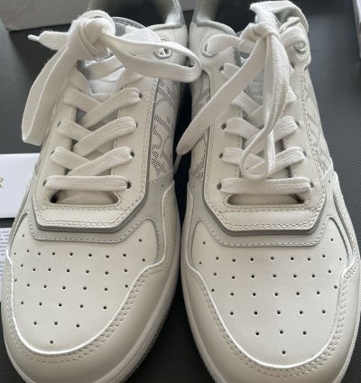 Low-top Sneaker