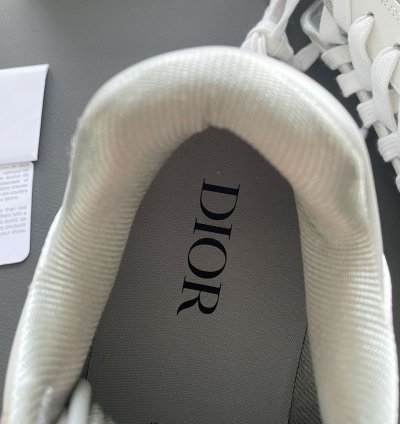 Low-top Sneaker