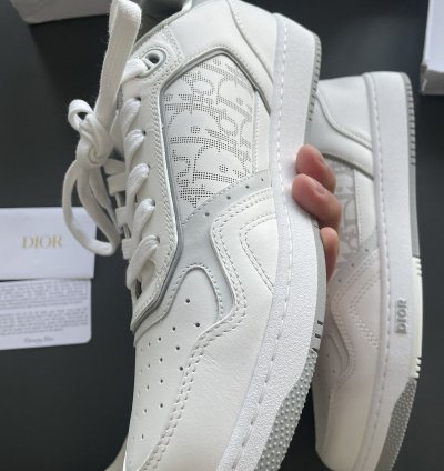 Low-top Sneaker