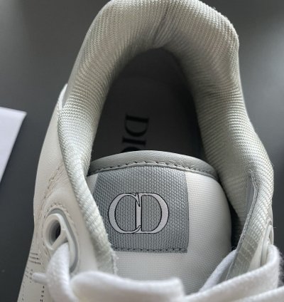 Low-top Sneaker