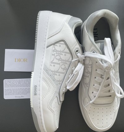 Low-top Sneaker