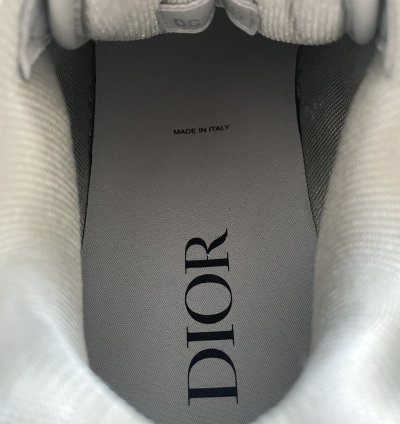Low-top Sneaker
