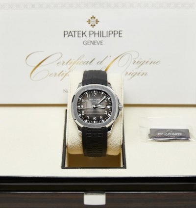 Patek Philippe Aquanaut Stainless Steel Black Dial Complete Set Mint 2022