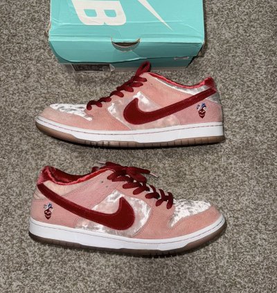 Nike Sb Dunk Low Strange Love