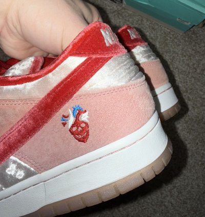 Nike Sb Dunk Low Strange Love