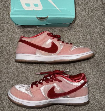 Nike Sb Dunk Low Strange Love