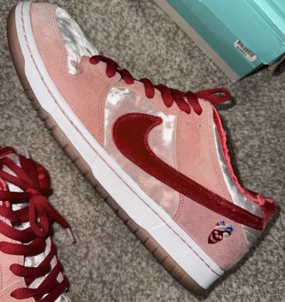 Nike Sb Dunk Low Strange Love