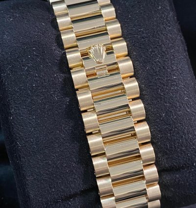Rolex Day-date 36 New 2022 Unworn Day-date 36 Yellow Gold Mother-of-pearl Diamond Dial Diamond Bezel