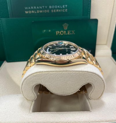 Rolex Day-date 40 18k Yellow Gold - Baguette Diamond Dial - Fluted Bezel ref 228238