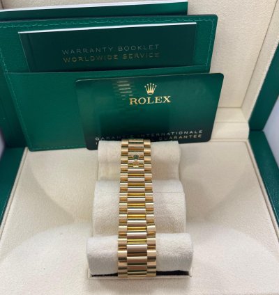 Rolex Day-date 40 18k Yellow Gold - Baguette Diamond Dial - Fluted Bezel ref 228238