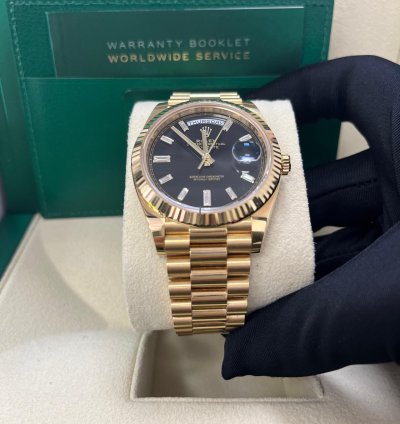 Rolex Day-date 40 18k Yellow Gold - Baguette Diamond Dial - Fluted Bezel ref 228238