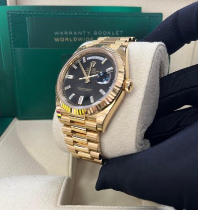 Rolex Day-date 40 18k Yellow Gold - Baguette Diamond Dial - Fluted Bezel ref 228238